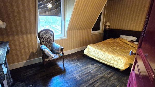 Belle Demeure ou Château de 415 m² à Réhabiliter et Restaurer avec Cour, Garage, Terrasses, Cave voûtée, Chaufferie Fioul et Poêle à Granulés, Greniers de 150 m², Dépendances et Terrain clos et paysager de 3050 m²