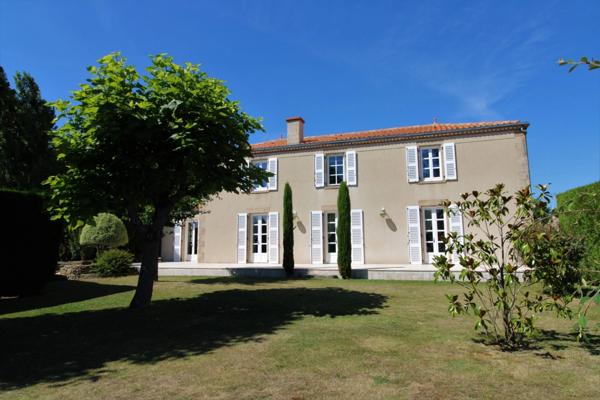 LA FERRIERE, MAISON DE MAITRE AVEC GRANDE ANNEXE PISCINE, SUR PARCELLE DE 2236M², 462000€ FAI