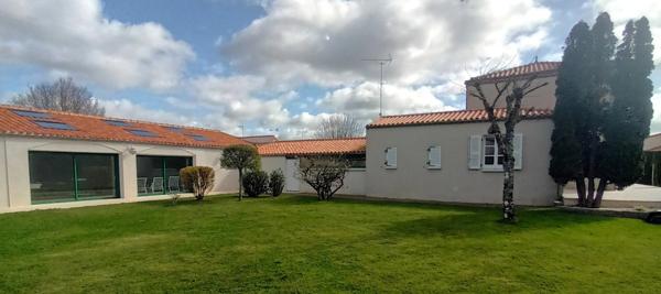 LA FERRIERE, MAISON DE MAITRE AVEC GRANDE ANNEXE PISCINE, SUR PARCELLE DE 2236M², 462000€ FAI