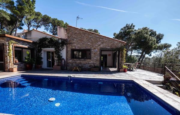 MAISON AVEC VUES SPECTACULAIRES ET POSITION DOMINANTE – 15 MIN PERPIGNAN