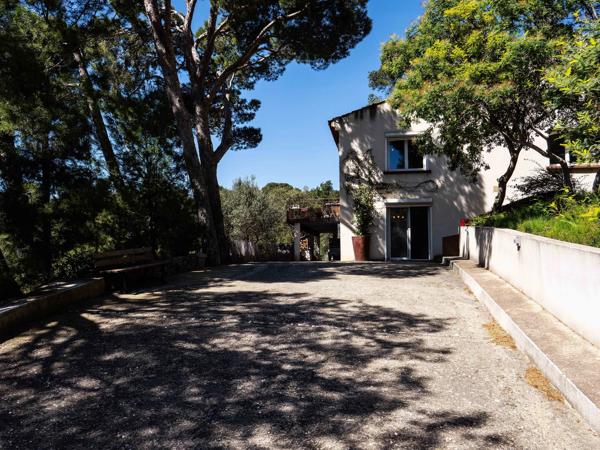 MAISON AVEC VUES SPECTACULAIRES ET POSITION DOMINANTE – 15 MIN PERPIGNAN