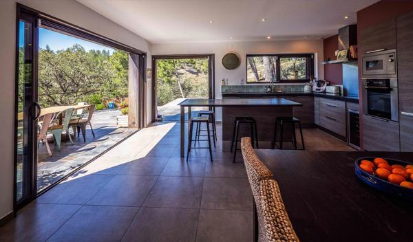 MAISON AVEC VUES SPECTACULAIRES ET POSITION DOMINANTE – 15 MIN PERPIGNAN