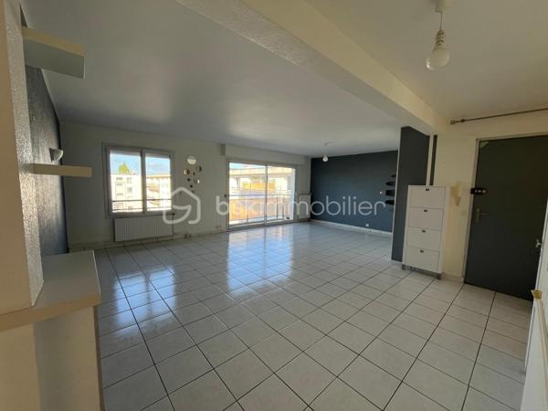 Appartement en bon état situé au 3ème et dernier étage surélevé d'une copropriété entretenue, comprenant:
Entrée avec placard, séjour avec terrasse et coin couchage ( lit pont ), cuisine aménagée et équipée, cellier, 2 chambres, salle de bain, WC séparé et placard
Une cave et 2 places de parking complètent ce bien.
Les menuiserie sont en double vitrage.
Les escaliers en demi paliers sont confortables, les charges de copropriété sont faibles car il n'y a pas d'ascenseur.