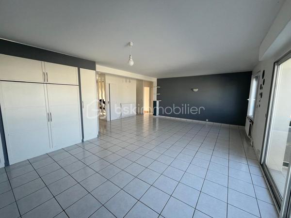 Appartement en bon état situé au 3ème et dernier étage surélevé d'une copropriété entretenue, comprenant:
Entrée avec placard, séjour avec terrasse et coin couchage ( lit pont ), cuisine aménagée et équipée, cellier, 2 chambres, salle de bain, WC séparé et placard
Une cave et 2 places de parking complètent ce bien.
Les menuiserie sont en double vitrage.
Les escaliers en demi paliers sont confortables, les charges de copropriété sont faibles car il n'y a pas d'ascenseur.