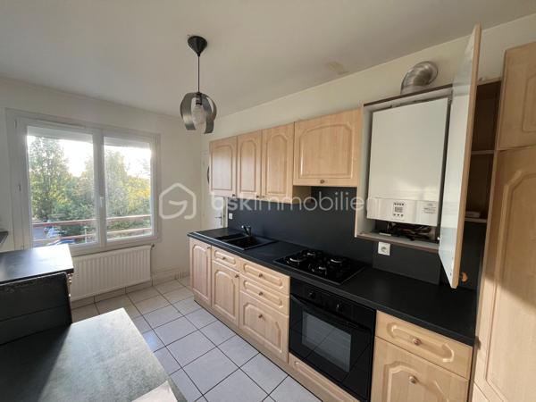 Appartement en bon état situé au 3ème et dernier étage surélevé d'une copropriété entretenue, comprenant:
Entrée avec placard, séjour avec terrasse et coin couchage ( lit pont ), cuisine aménagée et équipée, cellier, 2 chambres, salle de bain, WC séparé et placard
Une cave et 2 places de parking complètent ce bien.
Les menuiserie sont en double vitrage.
Les escaliers en demi paliers sont confortables, les charges de copropriété sont faibles car il n'y a pas d'ascenseur.