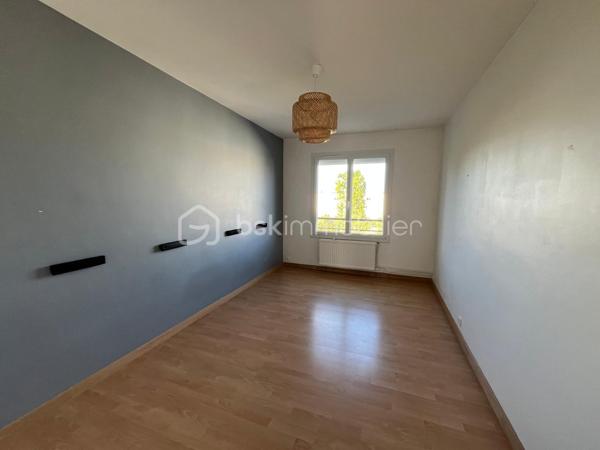 Appartement en bon état situé au 3ème et dernier étage surélevé d'une copropriété entretenue, comprenant:
Entrée avec placard, séjour avec terrasse et coin couchage ( lit pont ), cuisine aménagée et équipée, cellier, 2 chambres, salle de bain, WC séparé et placard
Une cave et 2 places de parking complètent ce bien.
Les menuiserie sont en double vitrage.
Les escaliers en demi paliers sont confortables, les charges de copropriété sont faibles car il n'y a pas d'ascenseur.