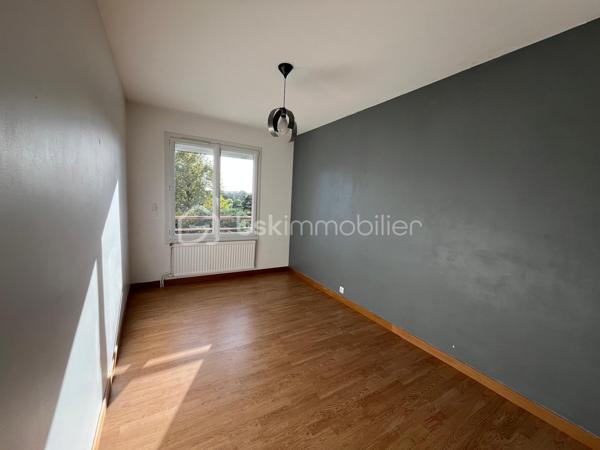 Appartement en bon état situé au 3ème et dernier étage surélevé d'une copropriété entretenue, comprenant:
Entrée avec placard, séjour avec terrasse et coin couchage ( lit pont ), cuisine aménagée et équipée, cellier, 2 chambres, salle de bain, WC séparé et placard
Une cave et 2 places de parking complètent ce bien.
Les menuiserie sont en double vitrage.
Les escaliers en demi paliers sont confortables, les charges de copropriété sont faibles car il n'y a pas d'ascenseur.