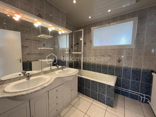 Appartement en bon état situé au 3ème et dernier étage surélevé d'une copropriété entretenue, comprenant:
Entrée avec placard, séjour avec terrasse et coin couchage ( lit pont ), cuisine aménagée et équipée, cellier, 2 chambres, salle de bain, WC séparé et placard
Une cave et 2 places de parking complètent ce bien.
Les menuiserie sont en double vitrage.
Les escaliers en demi paliers sont confortables, les charges de copropriété sont faibles car il n'y a pas d'ascenseur.