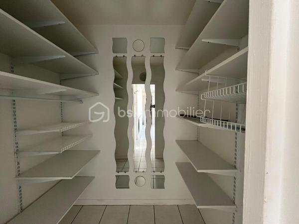 Appartement en bon état situé au 3ème et dernier étage surélevé d'une copropriété entretenue, comprenant:
Entrée avec placard, séjour avec terrasse et coin couchage ( lit pont ), cuisine aménagée et équipée, cellier, 2 chambres, salle de bain, WC séparé et placard
Une cave et 2 places de parking complètent ce bien.
Les menuiserie sont en double vitrage.
Les escaliers en demi paliers sont confortables, les charges de copropriété sont faibles car il n'y a pas d'ascenseur.