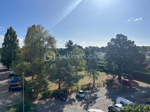 Appartement en bon état situé au 3ème et dernier étage surélevé d'une copropriété entretenue, comprenant:
Entrée avec placard, séjour avec terrasse et coin couchage ( lit pont ), cuisine aménagée et équipée, cellier, 2 chambres, salle de bain, WC séparé et placard
Une cave et 2 places de parking complètent ce bien.
Les menuiserie sont en double vitrage.
Les escaliers en demi paliers sont confortables, les charges de copropriété sont faibles car il n'y a pas d'ascenseur.