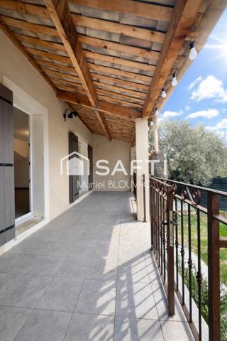 Maison de 2014 en parfait état avec 2 garages.