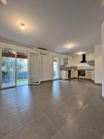 Maison de 2014 en parfait état avec 2 garages.