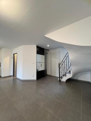 Maison de 2014 en parfait état avec 2 garages.