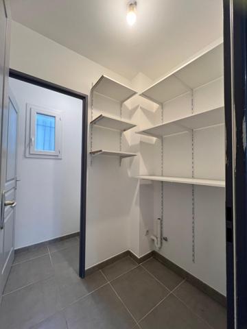 Maison de 2014 en parfait état avec 2 garages.