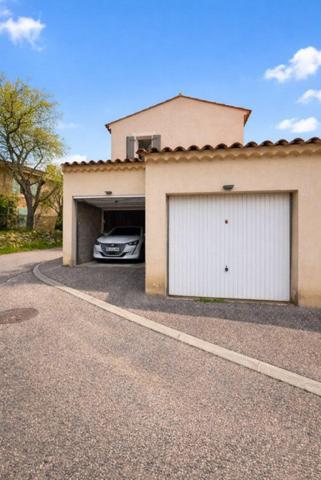 Maison de 2014 en parfait état avec 2 garages.