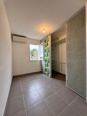 Maison de 2014 en parfait état avec 2 garages.