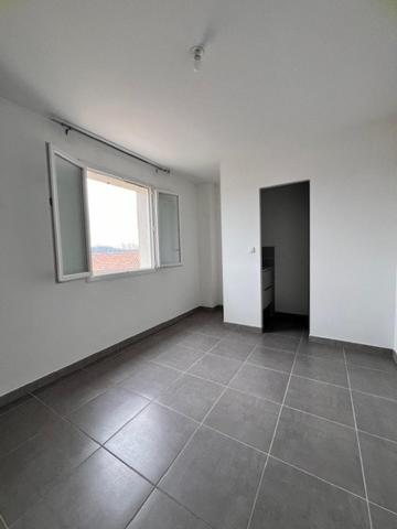 Maison de 2014 en parfait état avec 2 garages.