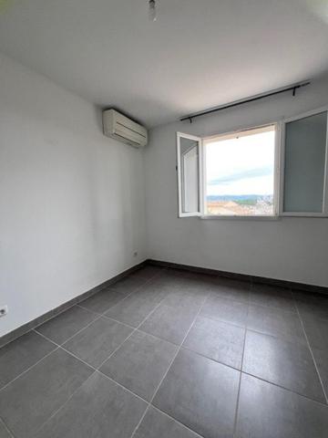 Maison de 2014 en parfait état avec 2 garages.