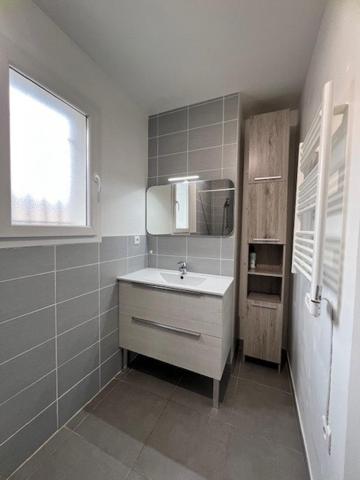 Maison de 2014 en parfait état avec 2 garages.