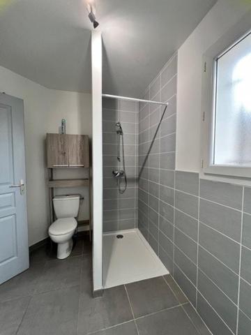 Maison de 2014 en parfait état avec 2 garages.