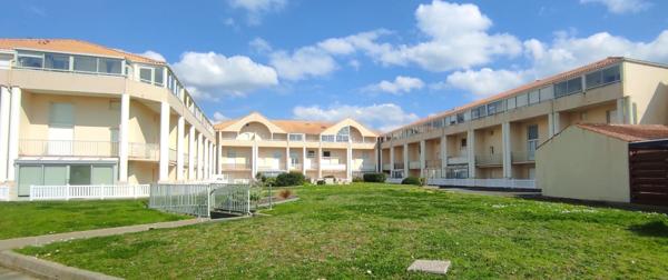 Coup de cœur à 50 mètres de l’océan – T2 rénové avec loggia, terrasse & garage