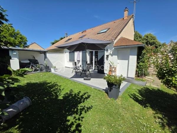 Située dans le très recherché quartier du Bouquet (secteur Charmille), venez découvrir cette agréable maison parfaitement entretenue, offrant 108 m² habitables et un cadre de vie idéal pour une famille.
Dès l'entrée, vous serez séduits par ses volumes et sa fonctionnalité avec un hall équipé d'un grand placard. La cuisine aménagée de marque allemande, à la fois élégante et pratique, s'ouvre sur un lumineux salon-séjour de plus de 30 m², agrémenté d'un poêle à granulés pour des moments chaleureux en toute saison. Une chambre, une buanderie ainsi qu'un wc complète ce rez-de-chaussée.
À l'étage, un palier dessert 3 chambres, une salle de bains et un WC indépendant.
À l'extérieur, profitez d'un jardin intime sans vis-à-vis, parfait pour les repas en famille, les jeux des enfants ou simplement se détendre au calme.
Proximité écoles.
Les atouts :
Aucun travaux à prévoir
4 chambres
Cuisine allemande de qualité
Poêle à granulés
Jardin sans vis-à-vis
Maison très bien entretenue
Une maison clé en main où il ne vous reste plus qu'à poser vos valises !