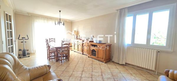 Maison avec sous sol hors sol sur 749 m² de terrain