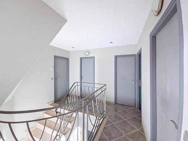 Maison familiale récente avec jardin paysager, à seulement 15 minutes à pied de la gare RER A