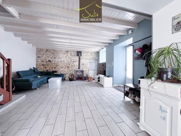 Bon placement locatif ! Maison restaurée avec garage, cour et jardin. Bail en cours : Idéal investisseur!!