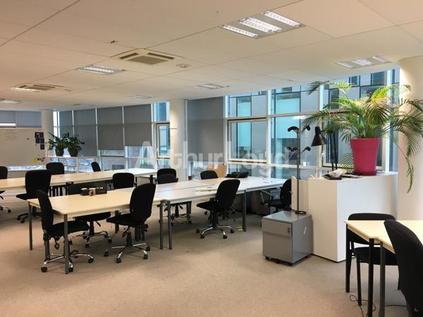 Bureaux à louer dans un immeuble de prestige au coeur d'Heron Parc - Métro et services à proximité