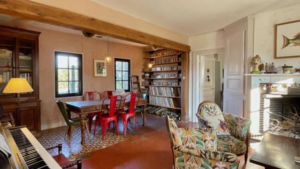 Maison
                                                                                                                                                                                                                                                                                                                        9 pièce(s)                                                                                                                                                                                                          4 chambre(s)                                                                                                                                                                                                          205  m²