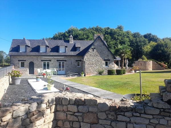 A VENDRE ! maison en pierre à 10min de DINAN de 182 m² avec un magnifique jardin de 3 267m²