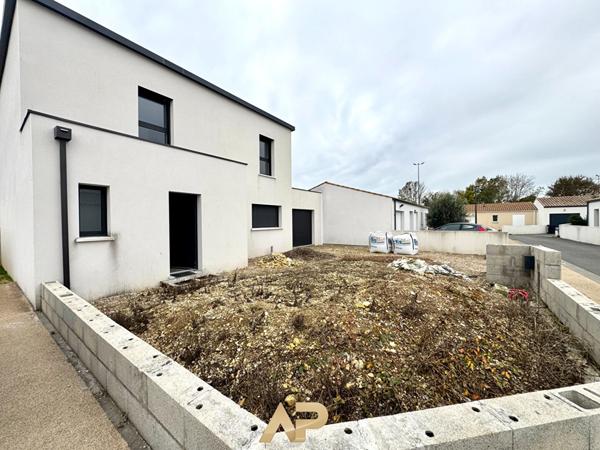 Maison - 5 pièces -116 m2 - Aigrefeuille D'Aunis €345 000 ** - Référence JH653