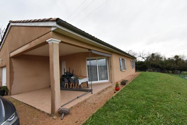 Située à 10min de Mâcon, proche des commodités cette maison de plain pied vous séduira par ses nombreuses qualités