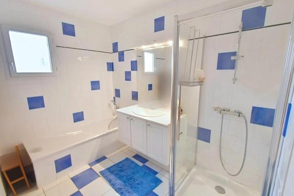 Située à 10min de Mâcon, proche des commodités cette maison de plain pied vous séduira par ses nombreuses qualités