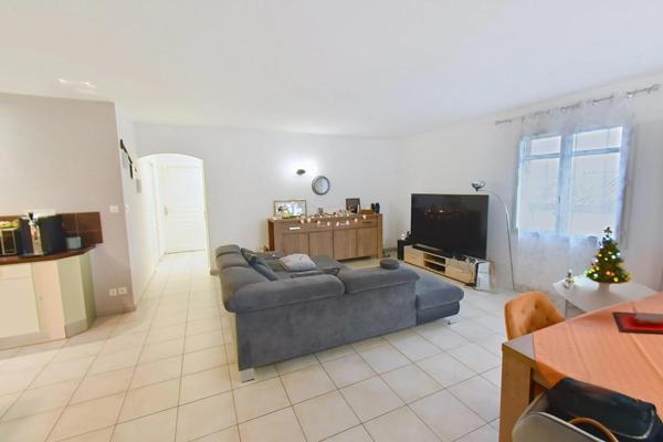 Située à 10min de Mâcon, proche des commodités cette maison de plain pied vous séduira par ses nombreuses qualités