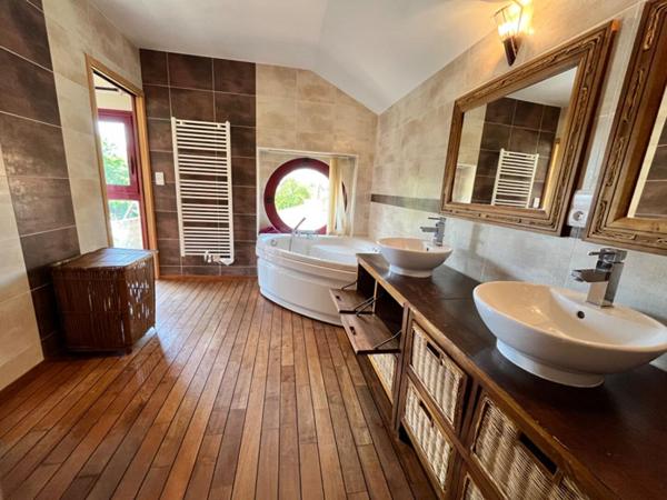 Belle longére restaurée avec des matériaux de qualité