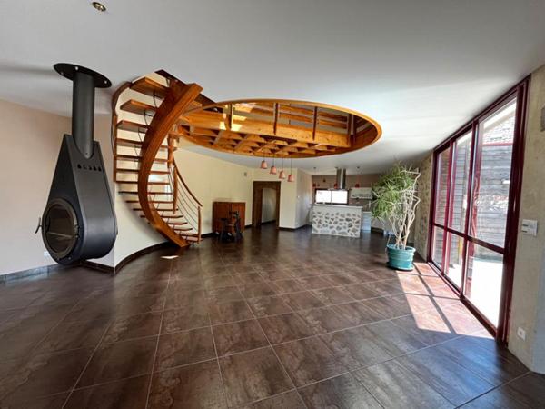 Belle longére restaurée avec des matériaux de qualité