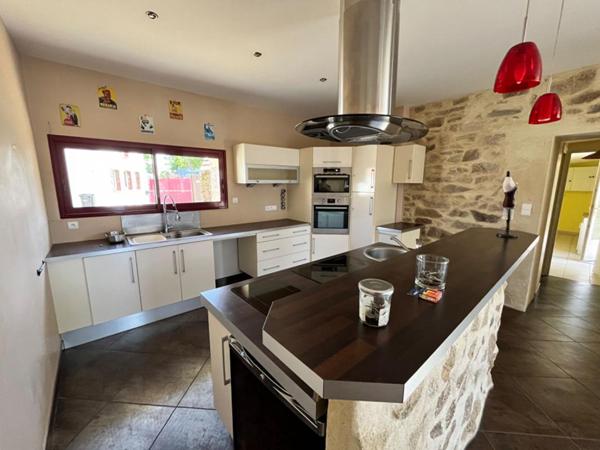 Belle longére restaurée avec des matériaux de qualité