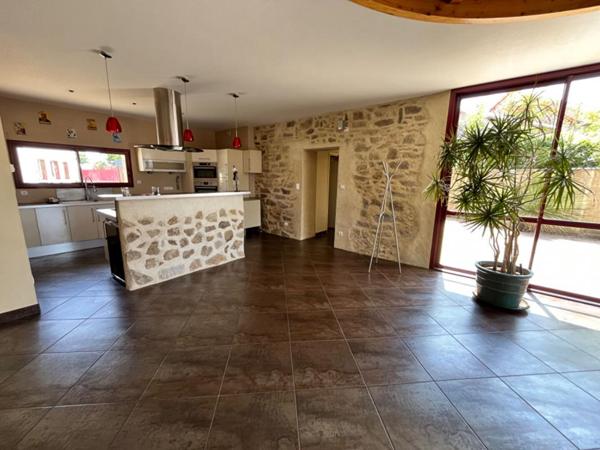 Belle longére restaurée avec des matériaux de qualité