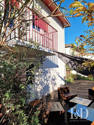 LE BOUSCAT - Maison de 154 m² non mitoyenne avec jardin et stationnement