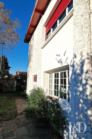 LE BOUSCAT - Maison de 154 m² non mitoyenne avec jardin et stationnement