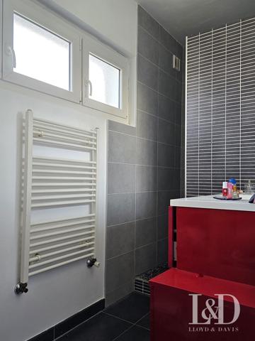 LE BOUSCAT - Maison de 154 m² non mitoyenne avec jardin et stationnement