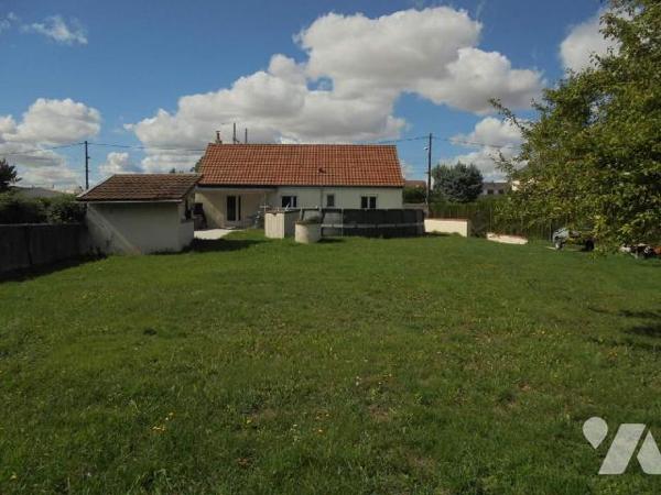 Beaugency, Pavillon, Loiret (45)

 Pavillon des années 80 rénové comprenant : 
Au rez-de-chauss...