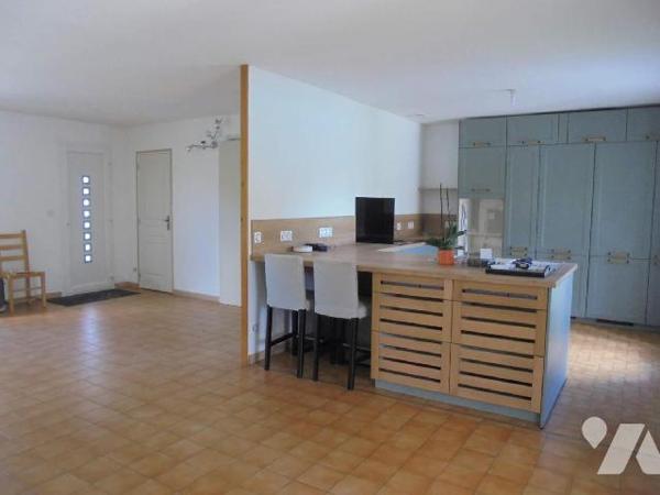 Beaugency, Pavillon, Loiret (45)

 Pavillon des années 80 rénové comprenant : 
Au rez-de-chauss...