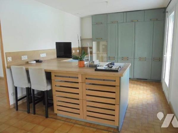 Beaugency, Pavillon, Loiret (45)

 Pavillon des années 80 rénové comprenant : 
Au rez-de-chauss...