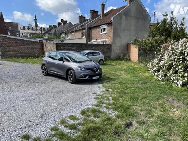 Terrain avec garages