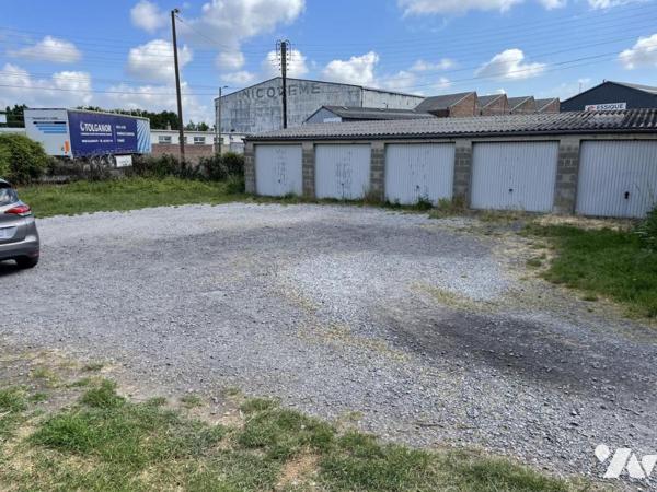 Terrain avec garages