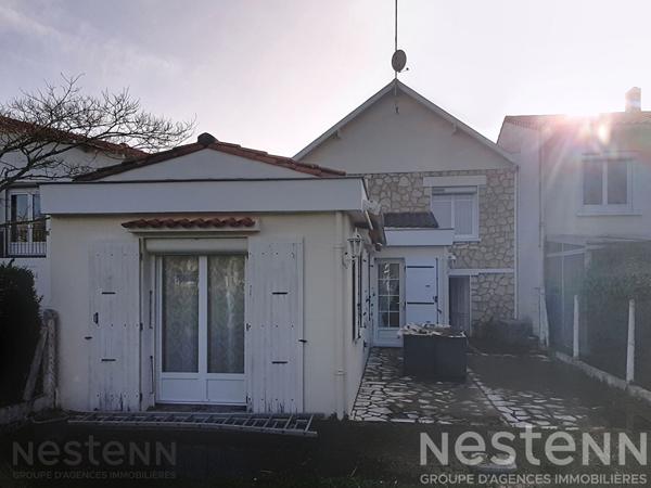 A vendre plein centre de Saujon, en Charente Maritime, charmante maison des Années 30, 93m², 4 chambres, garage, terrain