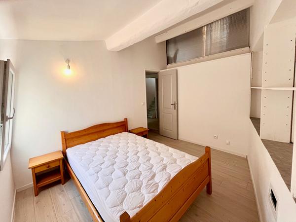 Maison de ville T3 meublée Mèze centre historique